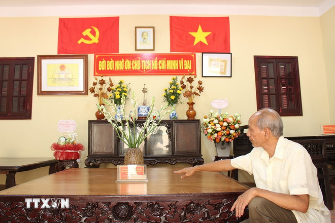 Ông Công Ngọc Dũng (sinh năm 1962, cháu nội cụ Nguyễn Thị An) giới thiệu về chiếc sập gỗ Bác Hồ từng nằm nghỉ. (Ảnh: Nguyễn Thắng/TTXVN) ttxvn-noi-dau-tien-tai-thu-do-ha-noi-don-bac-ho-5.jpg
