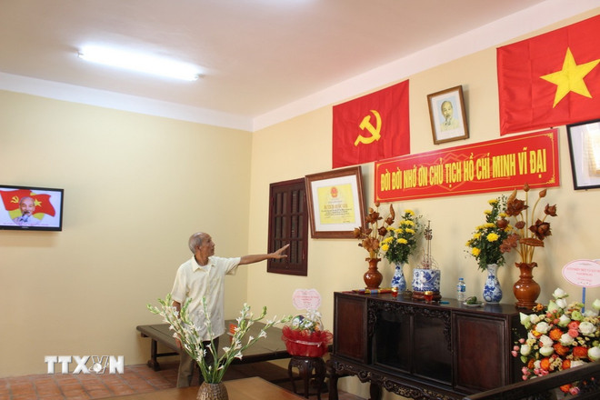 Ông Công Ngọc Dũng kể về kỉ niệm gia đình được đón Bác Hồ kính yêu. (Ảnh: Nguyễn Thắng/TTXVN) ttxvn-noi-dau-tien-tai-thu-do-ha-noi-don-bac-ho-1.jpg
