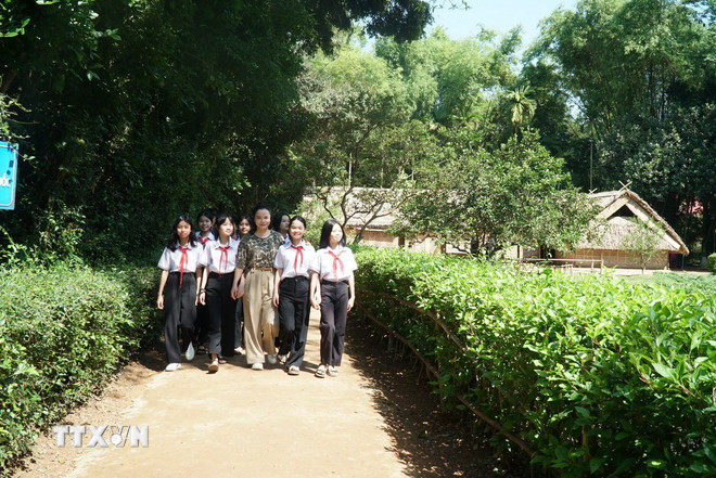 Học sinh tham quan Khu Di tích quốc gia đặc biệt Kim Liên (Nam Đàn, Nghệ An). (Ảnh: Bích Huệ/TTXVN) ttxvn-khu-di-tich-quoc-gia-dac-biet-kim-lien-2.jpg