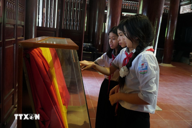 Học sinh tham quan tại Nhà trưng bày Khu di tích quốc gia đặc biệt Kim Liên (Nam Đàn, Nghệ An). (Ảnh: Bích Huệ/TTXVN) ttxvn-khu-di-tich-quoc-gia-dac-biet-kim-lien-3.jpg