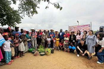 Người dân Angola chào đón Thanh Thủy với những nông sản địa phương. (Ảnh: CTV/Vietnam+)