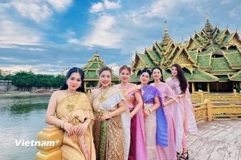 Du khách Việt trải nghiệm trang phục truyền thống Thái Lan trên hành trình khám phá nước bạn. (Ảnh: CTV/Vietnam+)