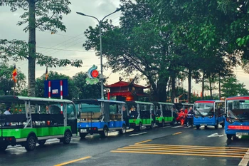 Lãnh đạo địa phương yêu cầu siết các hoạt động vận chuyển khách trong mùa lễ hội du lịch chùa Hương. (Ảnh: CTV/Vietnam+)