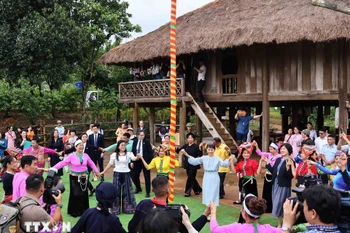 Bà Lê Thị Bích Trân, phu nhân Thủ tướng Phạm Minh Chính và bà Ishiba Yoshiko, Phu nhân Thủ tướng Nhật Bản đến thăm Làng Văn hóa-Du lịch các dân tộc Việt Nam, ngày 28/4 vừa qua. (Ảnh: TTXVN)