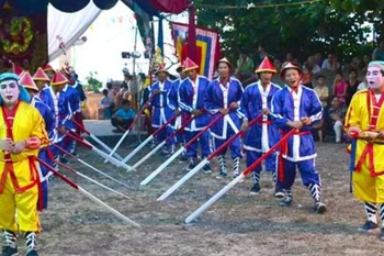 Hát bả trạo tại Lễ hội Cầu ngư. (Ảnh: Ủy ban nhân dân tỉnh Bình Định)