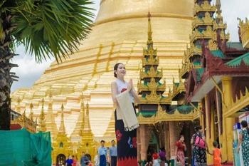 Thanh Thủy diện trang phục truyền thống Myanmar trong chuyến thăm Shwedagon Pagoda. (Ảnh: CTV/Vietnam+)