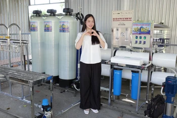 Hoa hậu Thanh Thủy mang dự án “Nước sạch” tới vùng đất bị xâm nhập mặn ở An Giang. (Ảnh: CTV/Vietnam+)