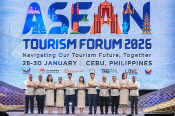 Thứ trưởng Bộ Văn hóa, Thể thao và Du lịch Hồ An Phong (thứ 5 từ trái qua) cùng các Bộ trưởng, Thứ trưởng Du lịch các nước ASEAN chụp ảnh lưu niệm. (Ảnh: SunStar Cebu)