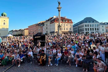 Hàng nghìn người tham dự là kiều bào ta ở Ba Lan, người dân địa phương và du khách quốc tế; đã cùng hòa nhịp trong không khí lễ hội. (Ảnh: Bộ Văn hóa, Thể thao và Du lịch)