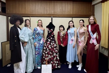 Kiều Duy cùng các thí sinh tìm hiểu về văn hóa truyền thống Nhật Bản. (Ảnh: NVCC)