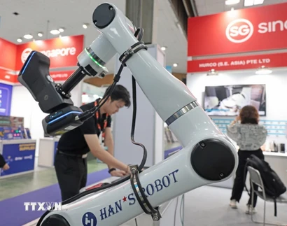Cobot (robot hợp tác) đo 3D tự động ứng dụng công nghệ laser của Công ty V-Proud Việt Nam được trưng bày tại chuỗi triển lãm quốc tế về Công nghiệp chế tạo, Công nghiệp hỗ trợ (VietNam manufacturing Expo 2025) và Triển lãm Công nghiệp hỗ trợ Việt Nam - Nhật Bản (VietNam - Japan Supporting Industries Exhibition 2025), tháng 8/2025. (Ảnh: Trần Việt/TTXVN)