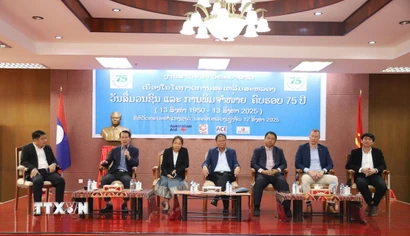 Trưởng Cơ quan thường trú Thông tấn xã Việt Nam tại Lào Bùi Xuân Tú (thứ 2, từ trái sang) giới thiệu về TTXVN tại sự kiện. (Ảnh: Bá Thành/TTXVN)