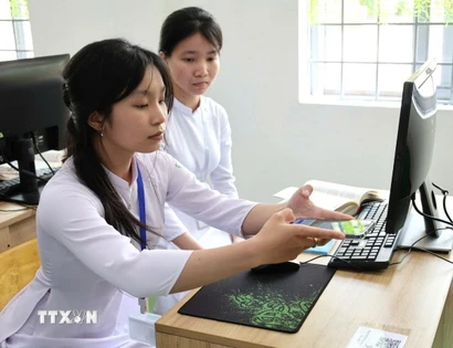 Học sinh trường THPT Sơn Mỹ, xã Tịnh Khê, quét mã QR Code để đọc sách trong thư viện số. (Ảnh: Đinh Hương/TTXVN)