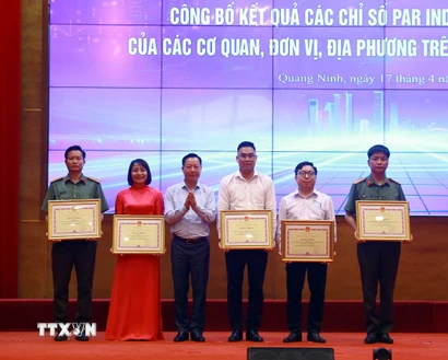 Phó Chủ tịch UBND tỉnh Quảng Ninh Lê Văn Ánh trao Bằng khen cho các tập thể có nhiều sáng kiến hay trong cải cách hành chính, cải thiện môi trường đầu tư kinh doanh, nâng cao chất lượng quản trị, điều hành. (Ảnh: Đức Hiếu/TTXVN)