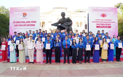 Các Thanh niên tiên tiến Thành phố Hồ Chí Minh làm theo lời Bác năm 2026 nhận Giấy chứng nhận tại khuôn viên Tượng đài Bác Hồ với Thiếu nhi, Nhà Thiếu nhi Thành phố Hồ Chí Minh. (Ảnh: Trung Tuyến/TTXVN)