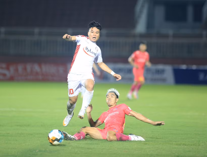 Sài Gòn và TP.HCM cùng tụt lại trong cuộc đua vô địch V-League 2020 sau khi chia điểm nhau ở vòng 3 giai đoạn hai. (Ảnh: Đình Viên/Vietnam+) 