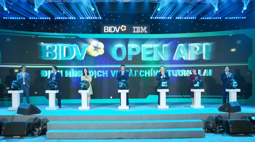 Đại diện Ngân hàng Nhà nước, BIDV và Nhà thầu tham gia thực hiện nghi thức ra mắt hệ thống BIDV Open API. (Ảnh: PV/Vietnam+)