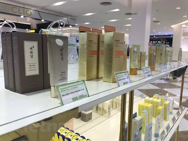 Các sản phẩm kem chống nắng được xem như "vị cứu tinh" của chị em phụ nữ trong mùa Hè nắng gắt. (Ảnh: Việt Anh/Vietnam+)