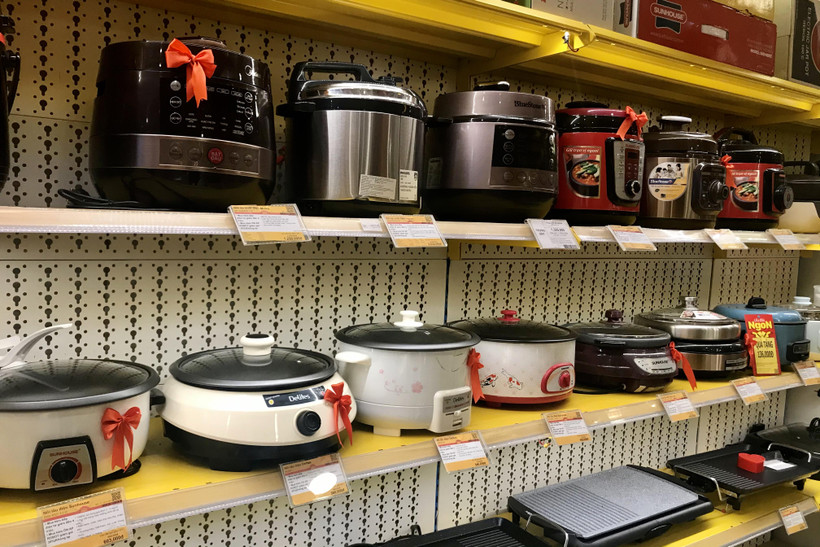 Với mức khuyến mãi giảm giá đến 50%, các sản phẩm gia dụng như bếp từ, nồi chiên không dầu... từ những thương hiệu lớn đã thu hút nhiều khách hàng trong dịp cuối tuần. (Ảnh: Việt Anh/Vietnam+)