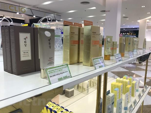 Các sản phẩm kem chống nắng được xem như "vị cứu tinh" của chị em phụ nữ trong mùa Hè nắng gắt. (Ảnh: Việt Anh/Vietnam+)