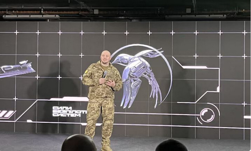 Đại tá Ukraine Vadym Sukharevskyi công bố biểu tượng của Lực lượng UAV tại Kiev, ngày 11 tháng 6 năm 2024. (Nguồn: abcnews)