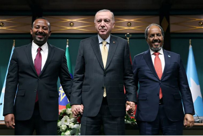 Tổng thống Thổ Nhĩ Kỳ Recep Tayyip Erdogan (ở giữa) chụp ảnh cùng Tổng thống Somalia Hassan Sheikh Mohamud (bên phải) và Thủ tướng Ethiopia Abiy Ahmed (bên trái), sau một cuộc họp báo ở Ankara, ngày 11/12/2024 (Nguồn: Reuters)