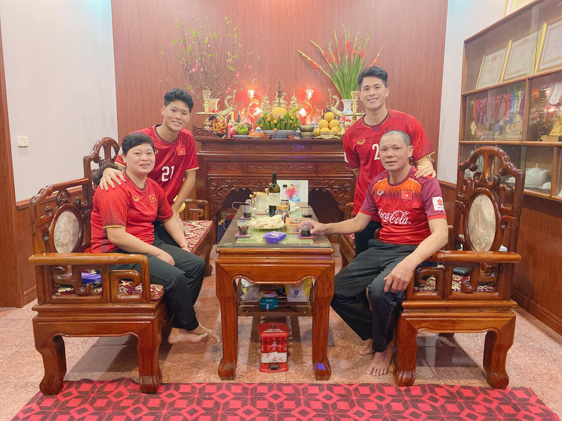 Trung vệ Đình Trọng cùng gia đình gửi lời chúc mừng năm mới tới người hâm mộ trong thời khắc giao thừa. (Ảnh: FBNV)
