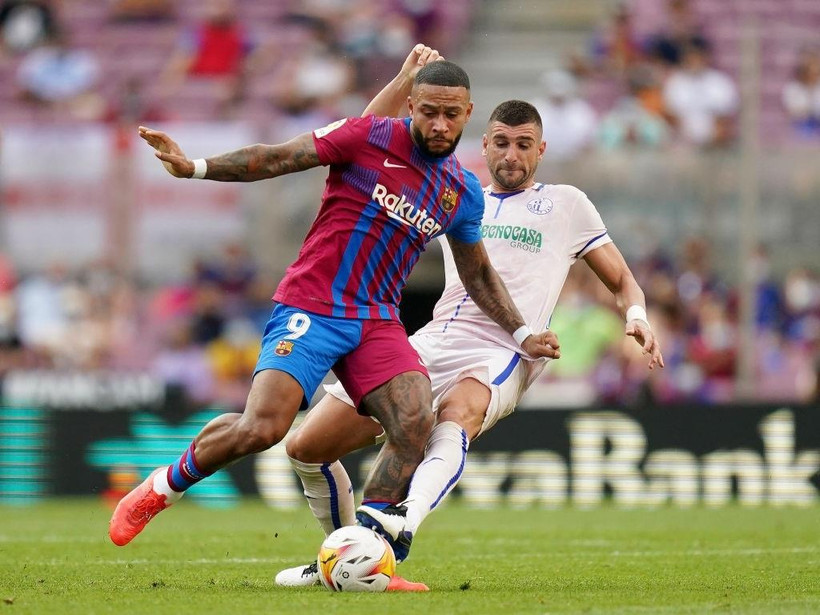 Memphis Depay giúp Barcelona giành chiến thắng trước Getafe. (Ảnh: Getty Images)