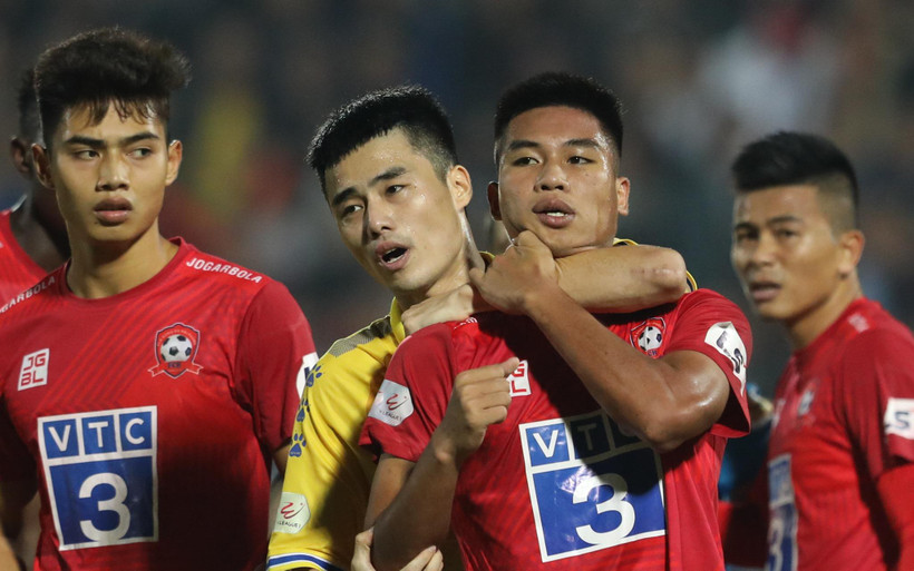 Hậu vệ Văn Hạnh (áo đỏ) xô xát với cầu thủ Nam Định ở vòng 4 giai đoạn hai V-League 2020. 