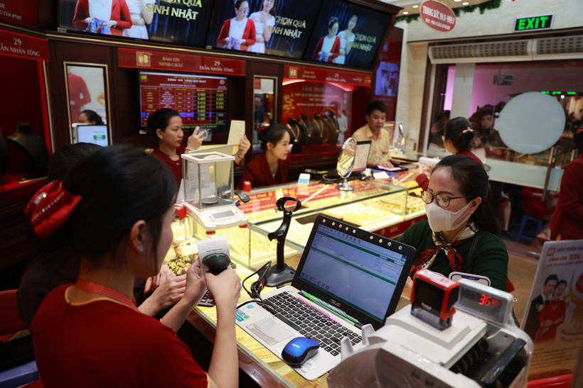 Giao dịch vàng tại doanh nghiệp. (Ảnh: Vietnam+)