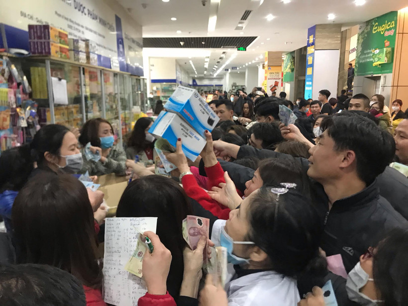 Người dân chen lấn, tranh nhau mua khẩu trang tại chợ thuốc Hapulico, Thanh Xuân, Hà Nội. (Ảnh: Sơn Bách/Vietnam+)
