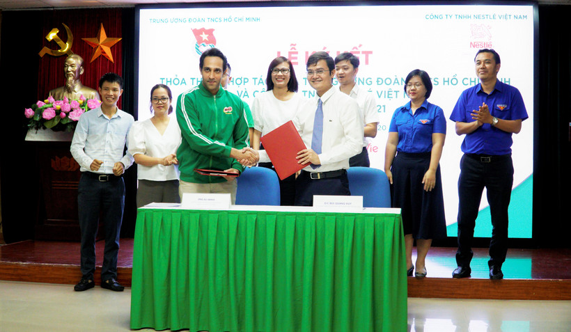Đại diện lãnh đạo T.Ư Đoàn TNCS Hồ Chí Minh và Nestle Việt Nam trao biên bản ký kết hợp tác, giai đoạn 2020-2021. (Ảnh: Minh Hiếu/Vietnam+)
