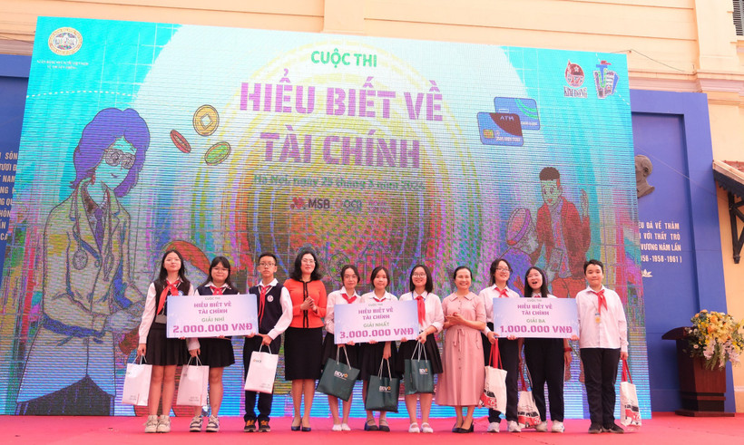 Lãnh đạo Ngân hàng Nhà nước trao giải cho học sinh đạt giải. (Ảnh: Vietnam+)