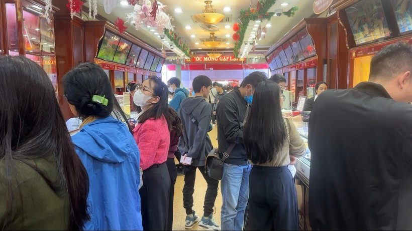 Giá vàng SJC được điều chỉnh giảm 100.000 đồng mỗi lượng. (Ảnh: Vietnam+)