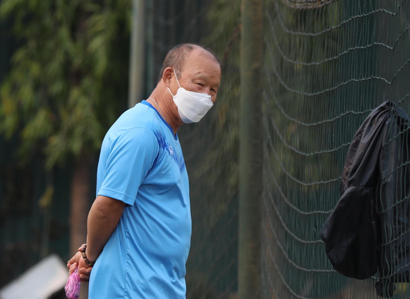 Huấn luyện viên Park Hang-seo luôn đeo khẩu trang khi ra ngoài dù chỉ là đi dạo trong khuôn viên gần nhà riêng. (Ảnh: Nguyên An/Vietnam+)