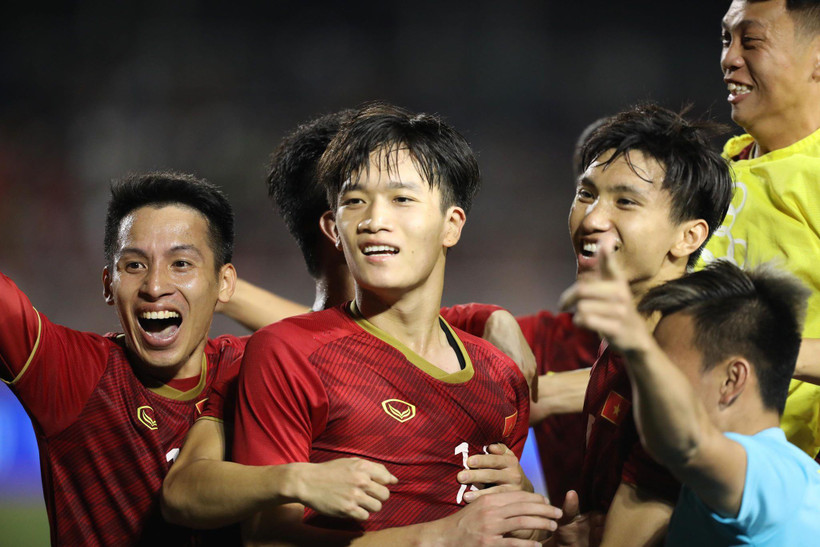 Tiền vệ Hoàng Đức ăn mừng sau bàn thắng đẹp mắt, ấn định chiến thắng 2-1 cho U22 Việt Nam trước U22 Indonesia ở trận đấu tối 1/12. (Ảnh: Vietnam+)