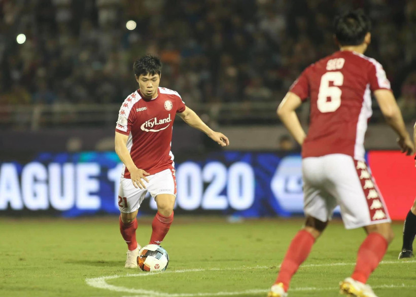 Công Phượng hai lần ghi bàn bằng đầu, chân không thuận ở mùa giải này. (Ảnh: CLB TP.HCM) 