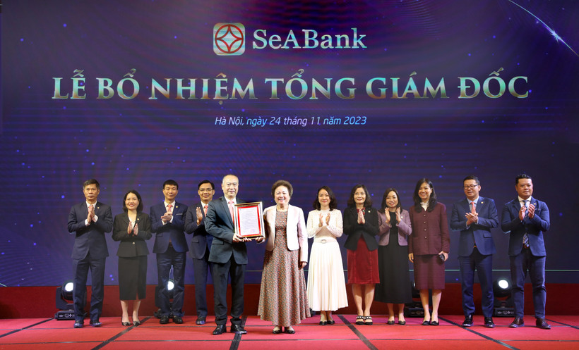 Lãnh đạo SeABank trao quyết định bổ nhiệm ông Lê Quốc Long đảm nhiệm chức vụ Tổng Giám đốc. (Ảnh: PV/Vietnam+)