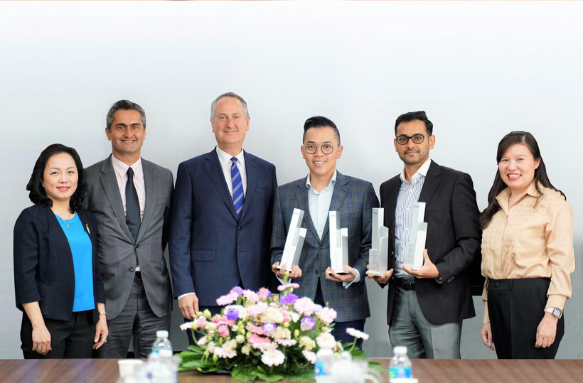 Đại diện VPBank nhận giải thưởng của Visa. (Ảnh: VIetnam+)