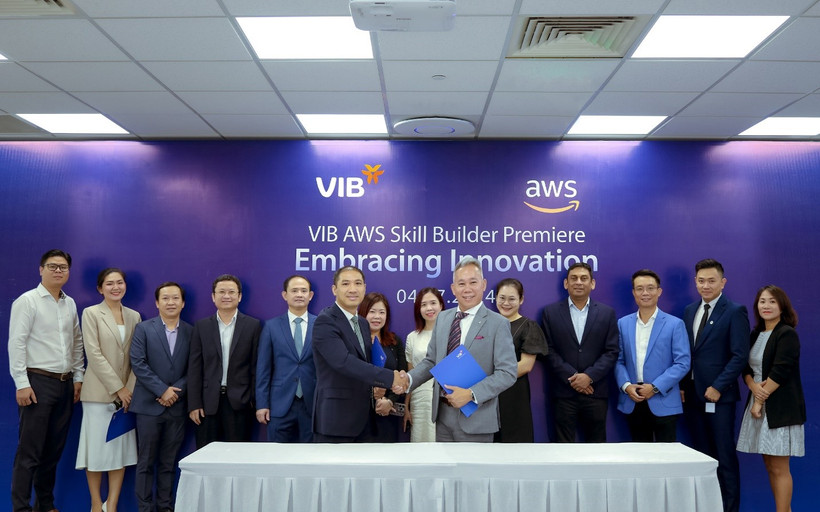 Lễ ký kết tích hợp nền tảng AWS Skill Builder vào chương trình đào tạo nhân lực về Cloud của VIB. (Ảnh: Vietnam+)