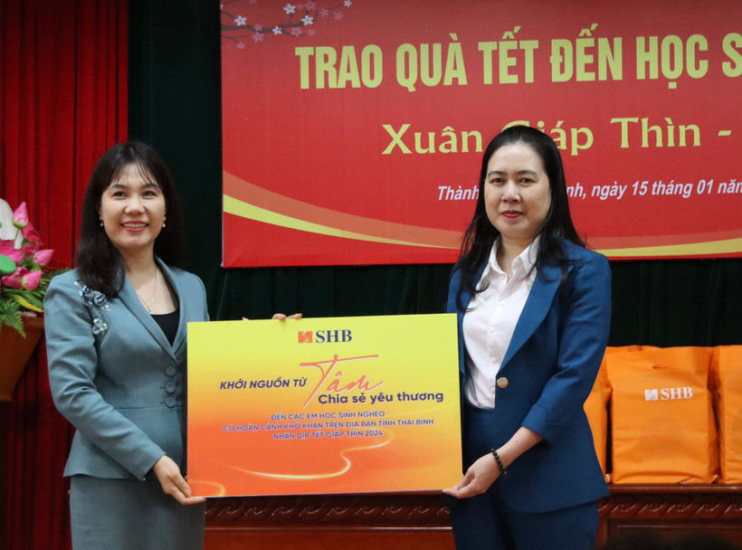 Đại diện SHB mang những món quà thiết thực nhằm kịp thời chia sẻ khó khăn với các em trong dịp Tết đến Xuân về. (Ảnh: Vietnam+)