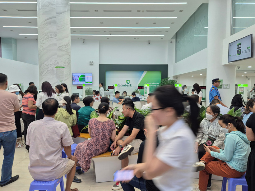 Khách hàng đợi mua vàng tại Vietcombank. (Ảnh: Vietnam+)
