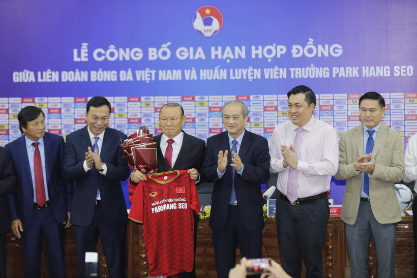 Huấn luyện viên Park Hang-seo tại buổi lễ công bố gia hạn hợp đồng sáng 7/11 tại trụ sở VFF. (Ảnh: Trọng Đạt)