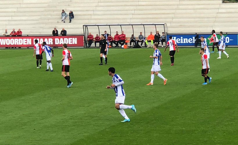 Đoàn Văn Hậu (giữa) đá chính trong trận đấu của đội dự bị SC Heerenveen tối 23/9. (Nguồn: FB Nguyễn Đắc Văn)