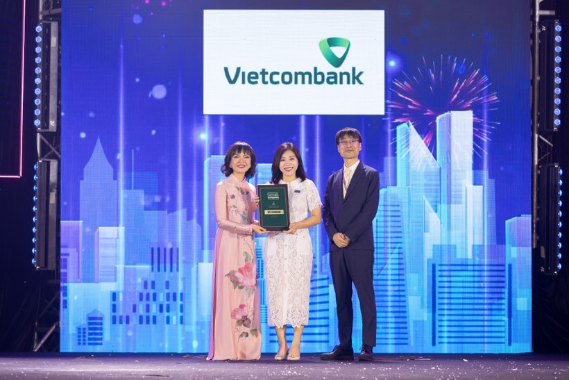 Bà Nguyễn Thị Minh Hải - Phó trưởng Văn phòng đại diện Vietcombank tại Thành phố Hồ Chí Minh nhận giải thưởng do Ban tổ chức trao tặng. (Ảnh: Vietnam+) 