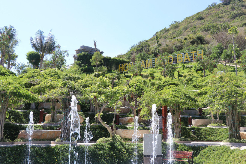 Khu tắm bùn được thiết kế theo mô hình ruộng bậc thang, hài hòa với thiên nhiên. (Ảnh: Tiên Minh/TTXVN)