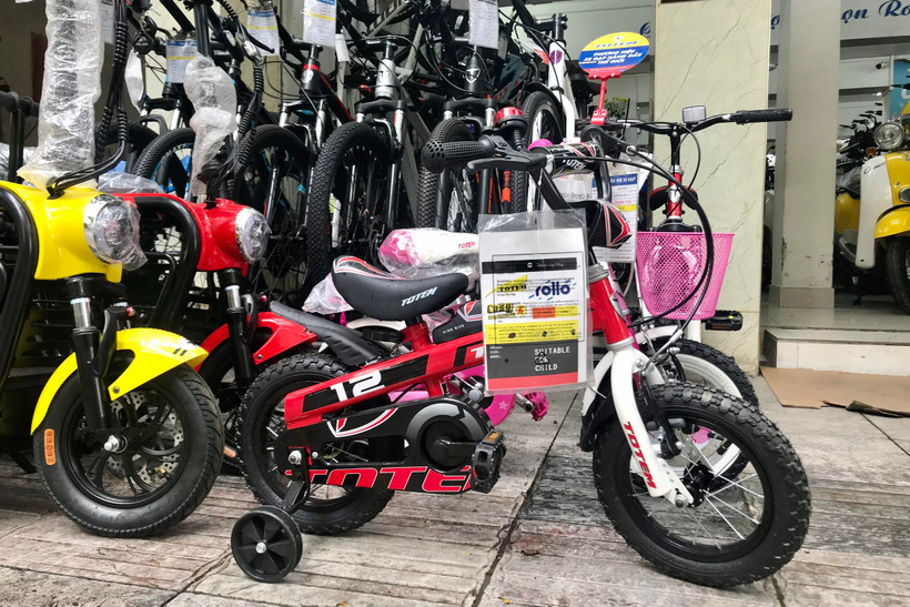 Xe đạp thể thao dành cho trẻ em là một trong những phân khúc sản phẩm bán chạy nhất trong những tháng Hè. (Ảnh: Việt Anh/Vietnam+)