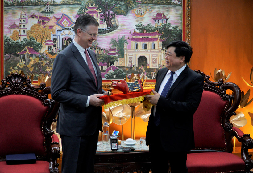 Tổng giám đốc Đài Tiếng nói Việt Nam Nguyễn Thế Kỷ trao quà tặng kỷ niệm tới Đại sứ Mỹ tại Việt Nam Daniel J. Kritenbrink nhân dịp ông có chuyến thăm đến đơn vị này. (Ảnh: Minh Hiếu/Vietnam+)