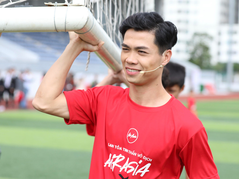 Công Phượng đóng vai huấn luyện viên, dạy học trò rê bóng kỹ thuật