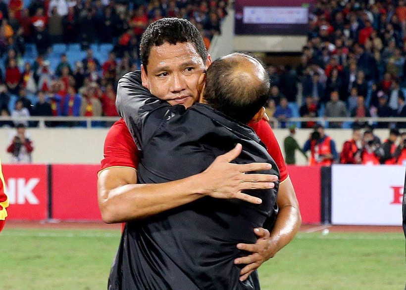 Tiền đạo Anh Đức ôm huấn luyện viên Park Hang-seo ở trận đấu cuối cùng trong màu áo tuyển Việt Nam. (Ảnh: VFF)